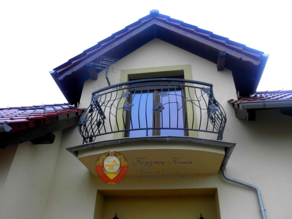 Кованый балкон третьего этожа