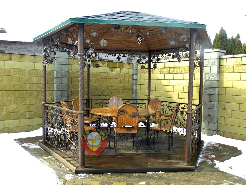 Кованая беседка виноград