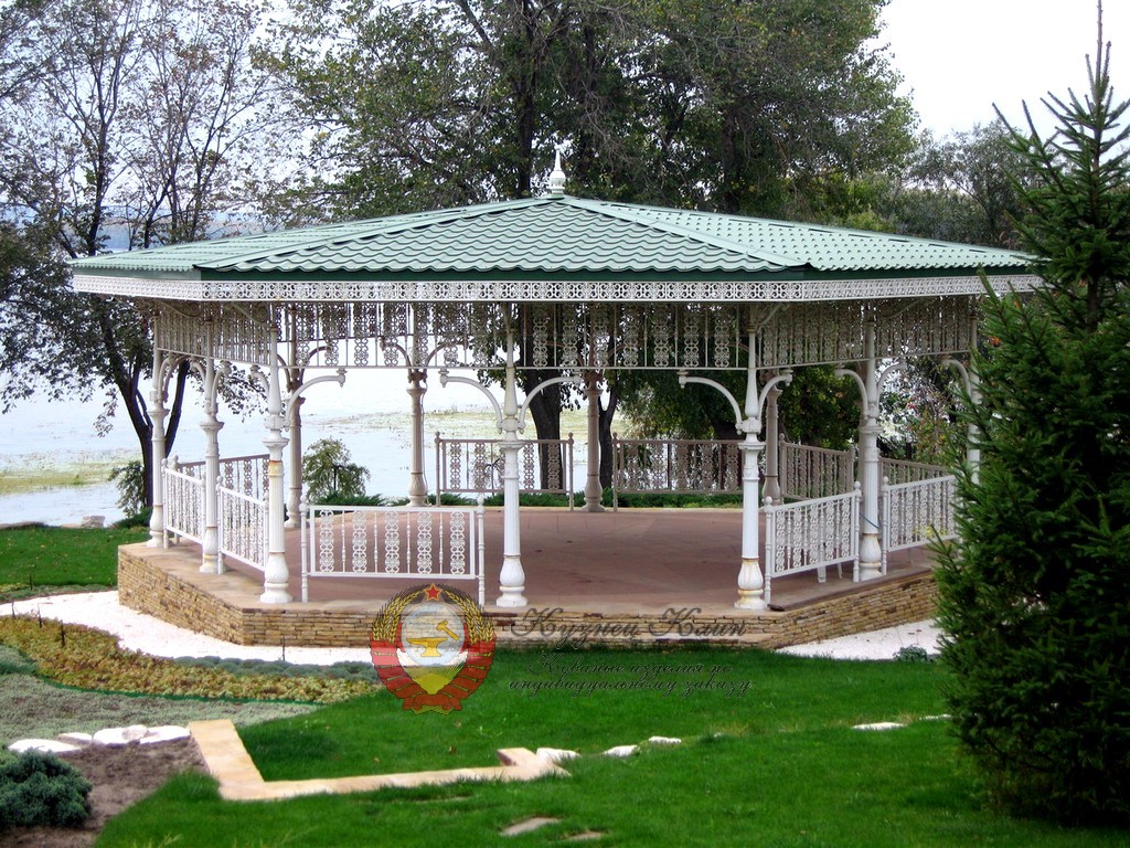 Кованая беседка на берег озера