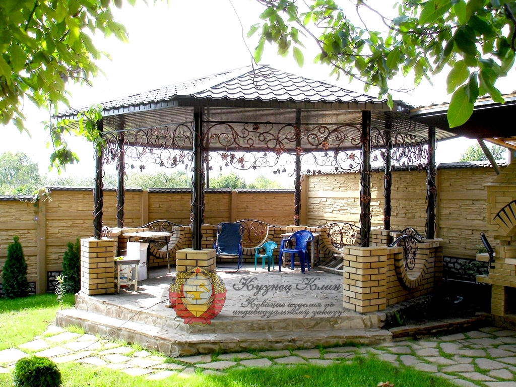 Кованая беседка на кирпичных столбах