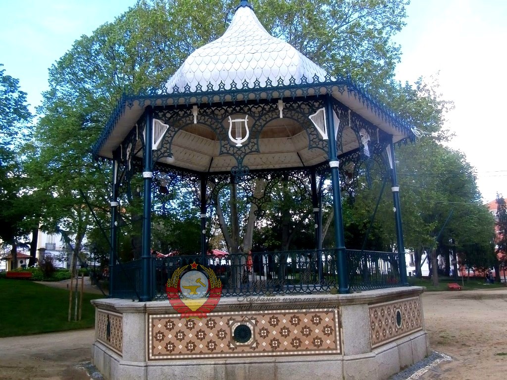 Кованая беседка на подиуме