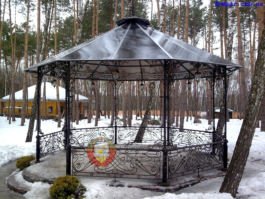 Кованая беседка открытого типа