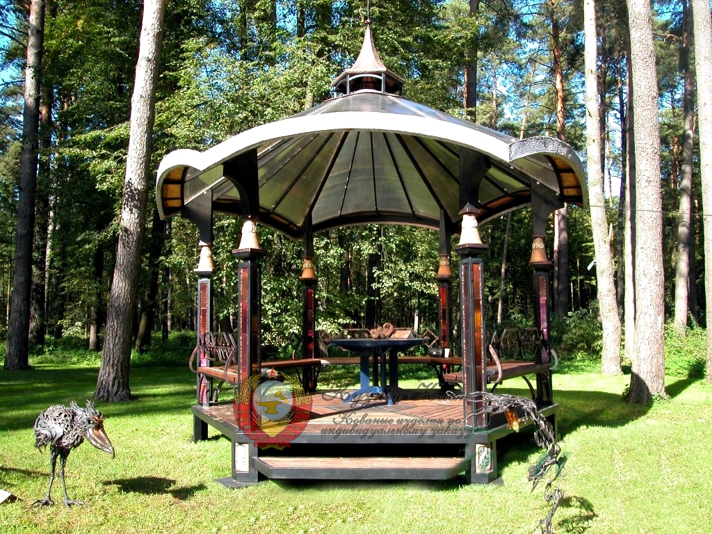 Кованая беседка с деревяными столбами