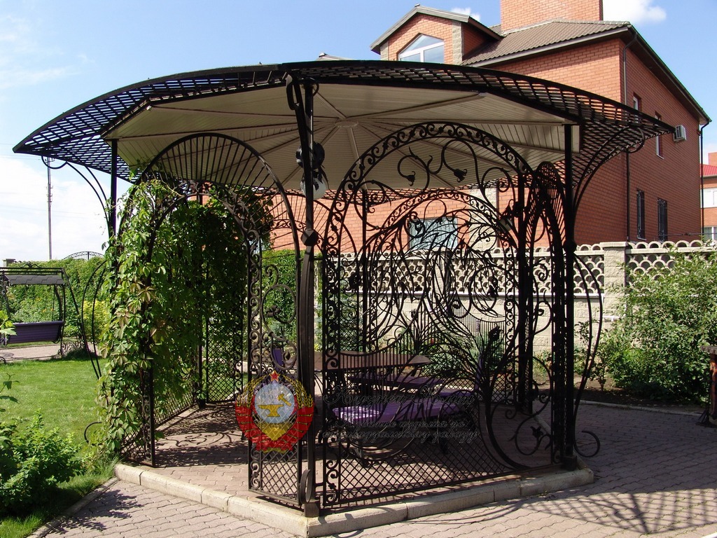 Кованая беседка с закрытыми стенками