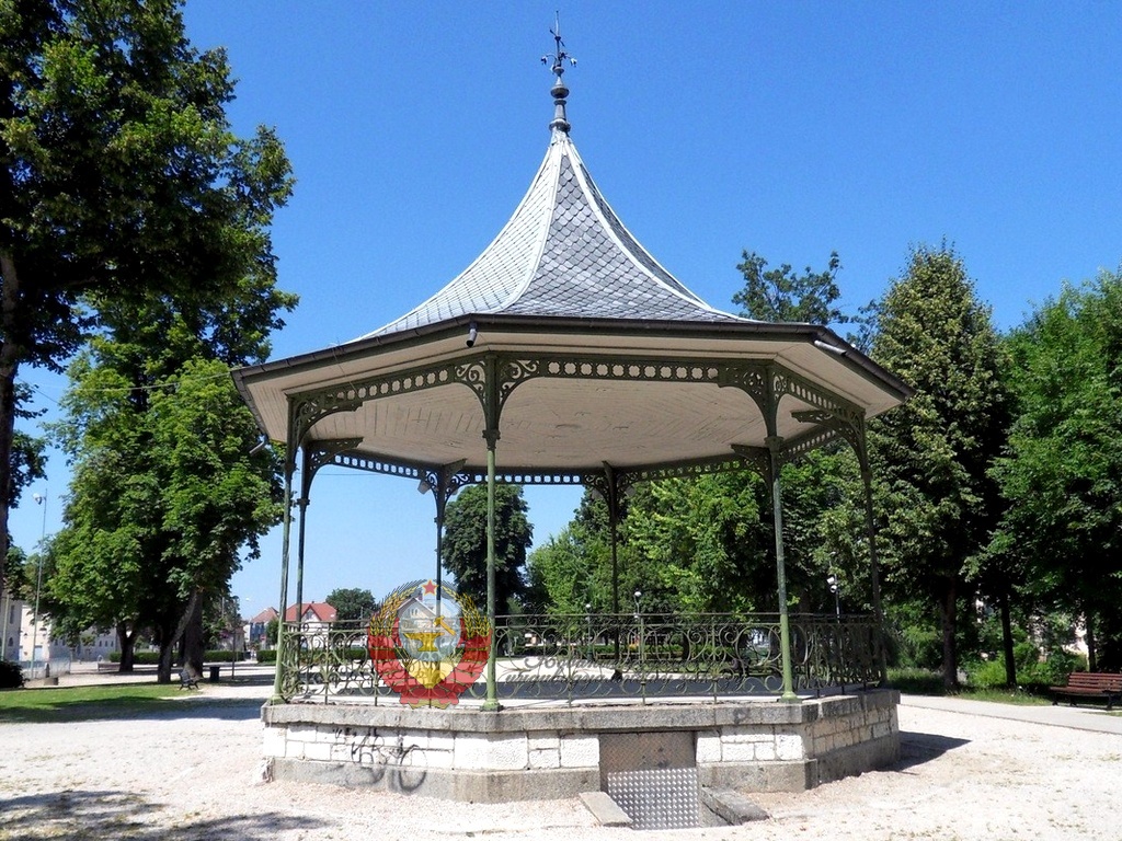 Кованая беседка с конусной крышей