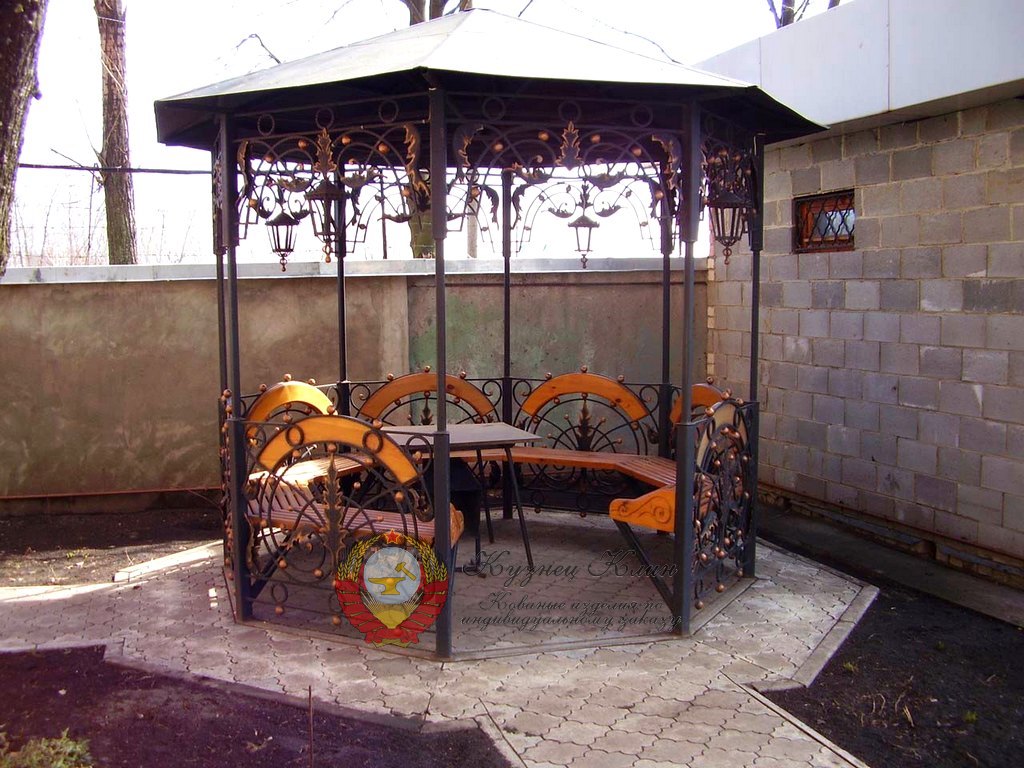 Кованая беседка с лавочками