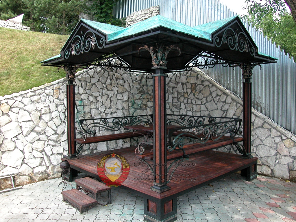 Кованая беседка с листвинницей