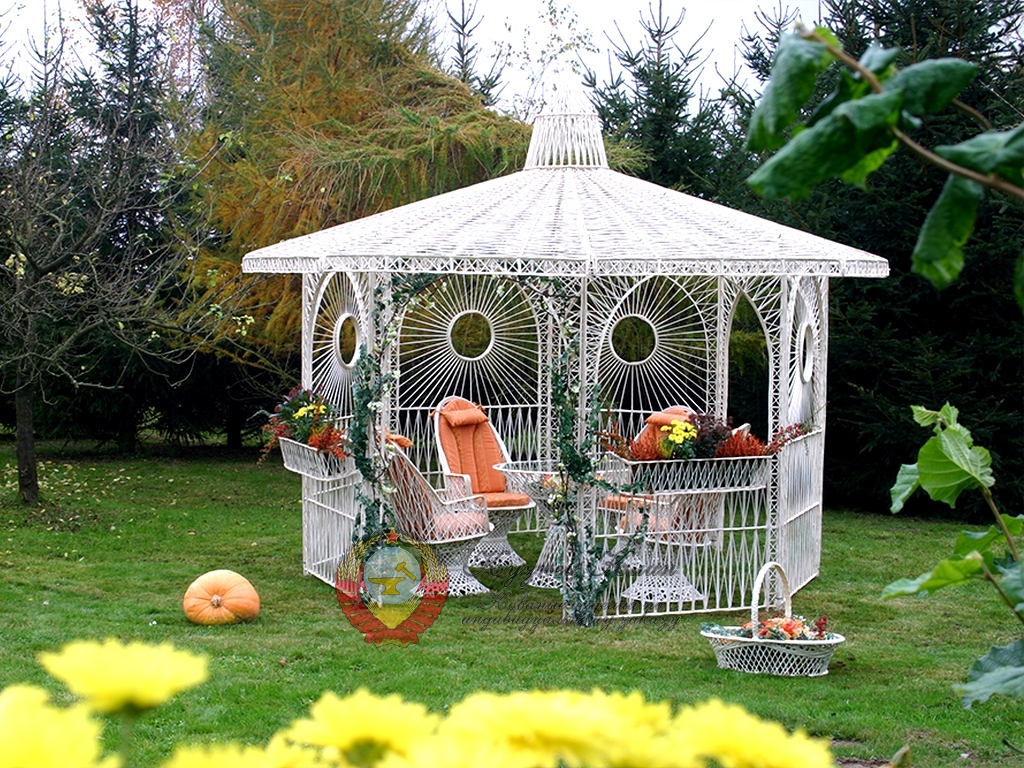 Кованая беседка с откидной крышей