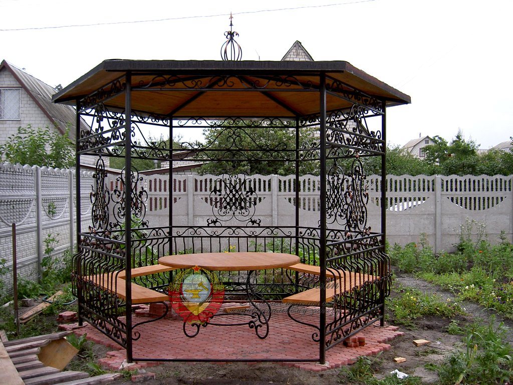 Кованая беседка с пятиугольной крышей