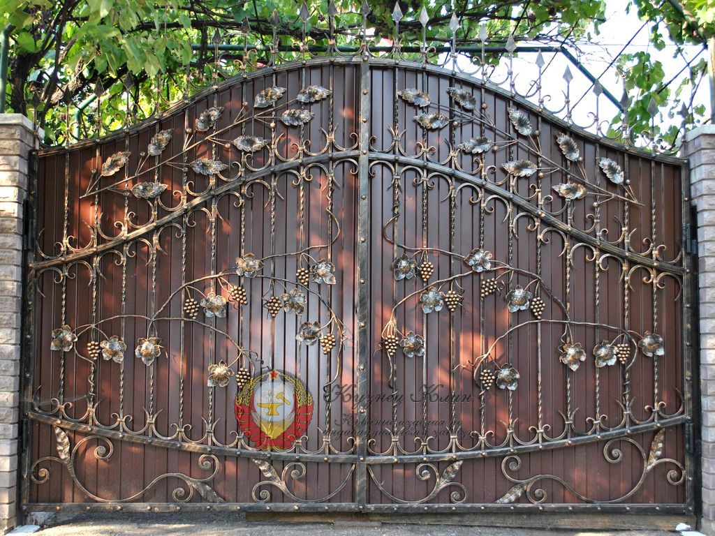 Кованые ворота в зад