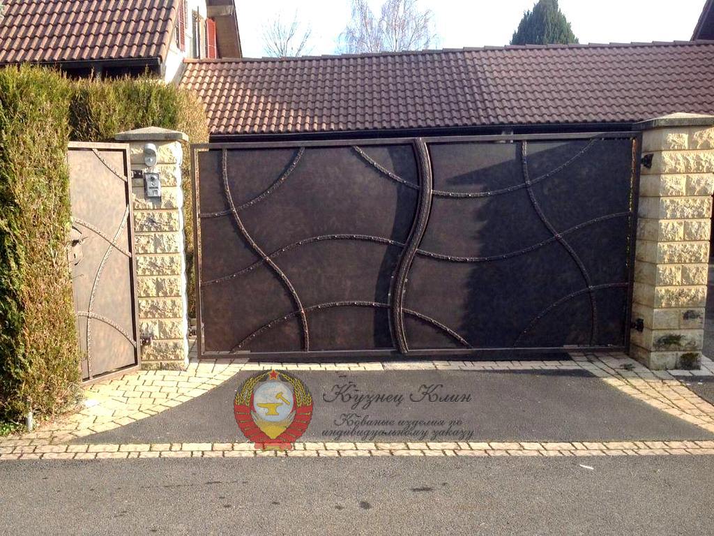 Кованые ворота дерево