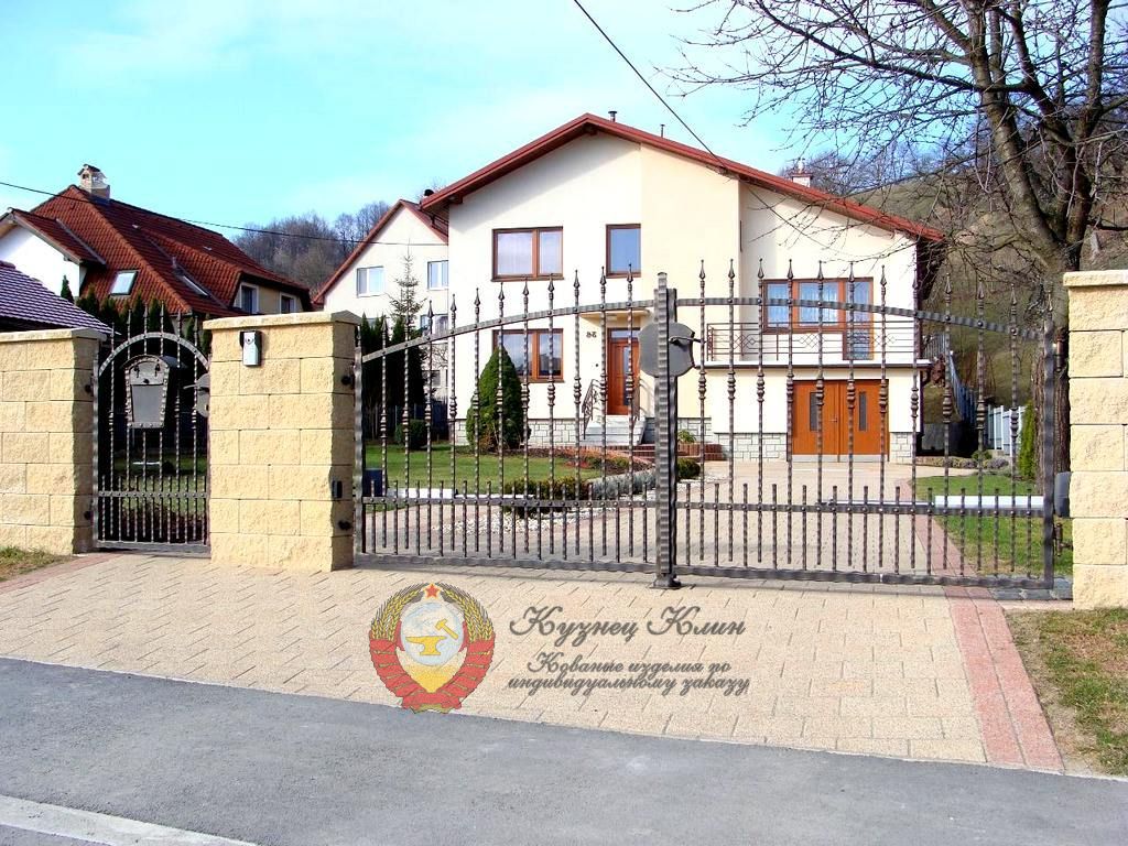 Кованые ворота и калитка на бетонных столбах