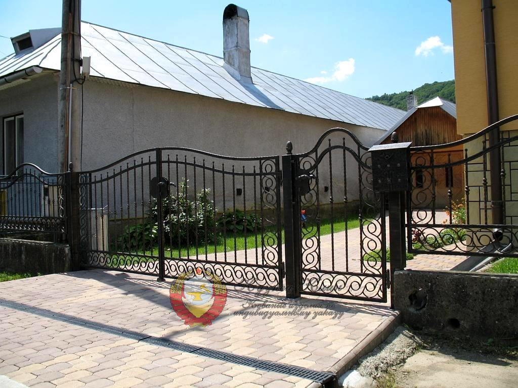 Кованые ворота открытые