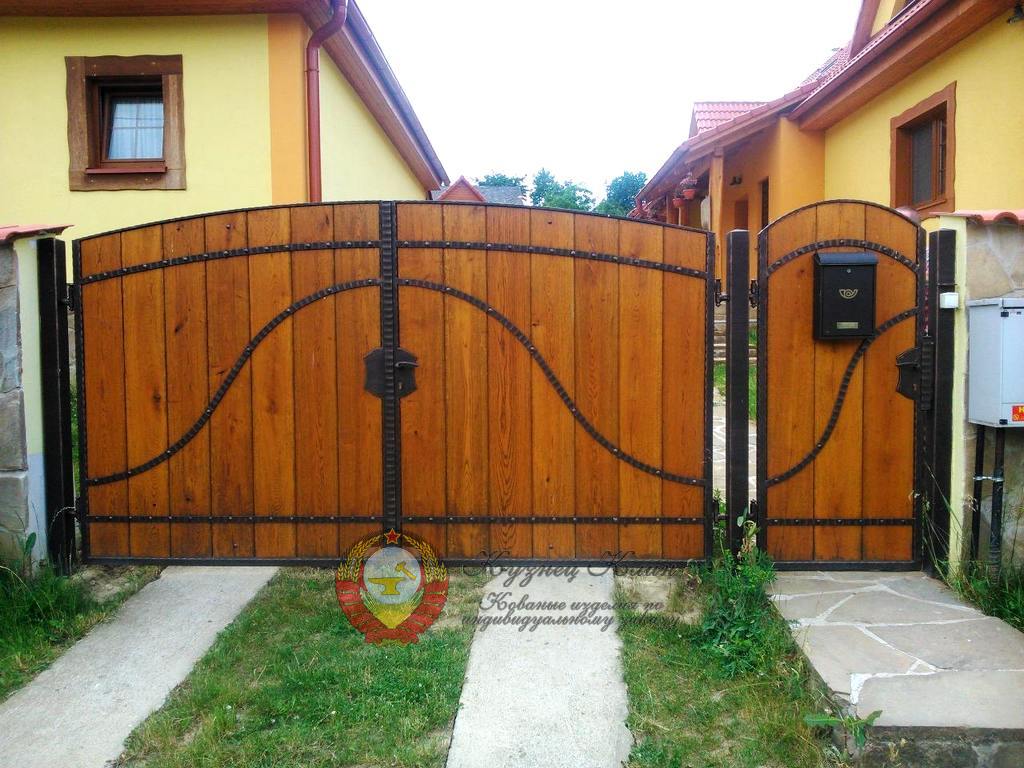 Кованые ворота с деревом