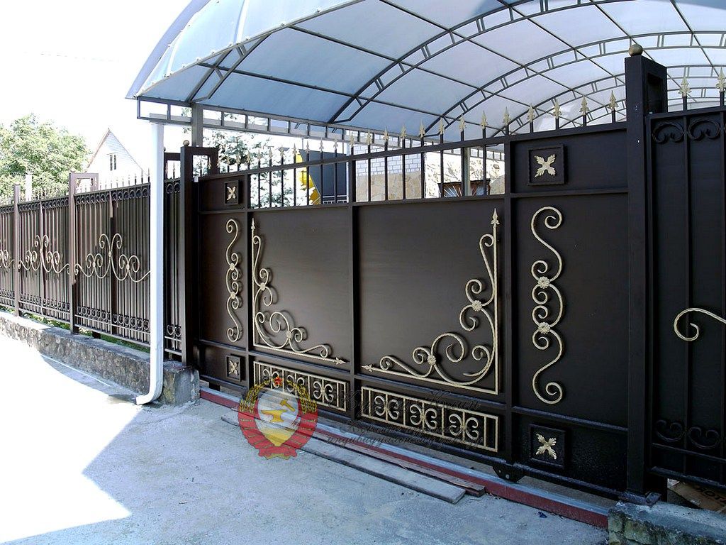 Кованые ворота с забором