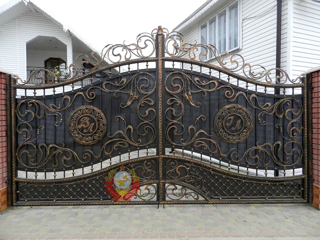 Кованые ворота с инициалами