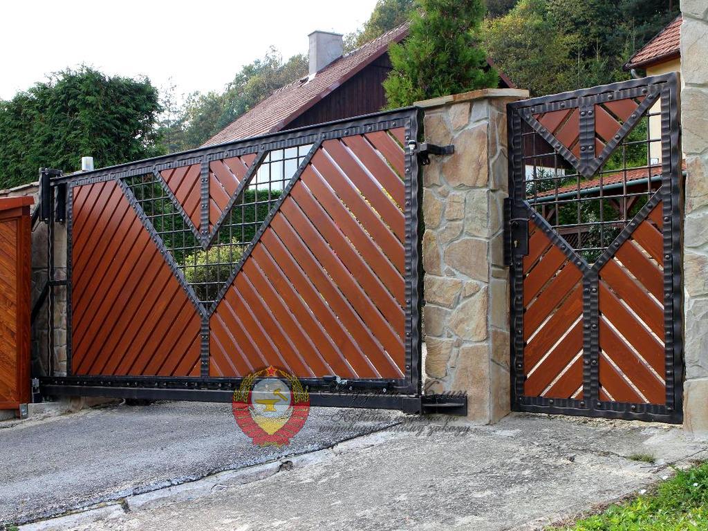 Кованые ворота с отделкой лиственницей