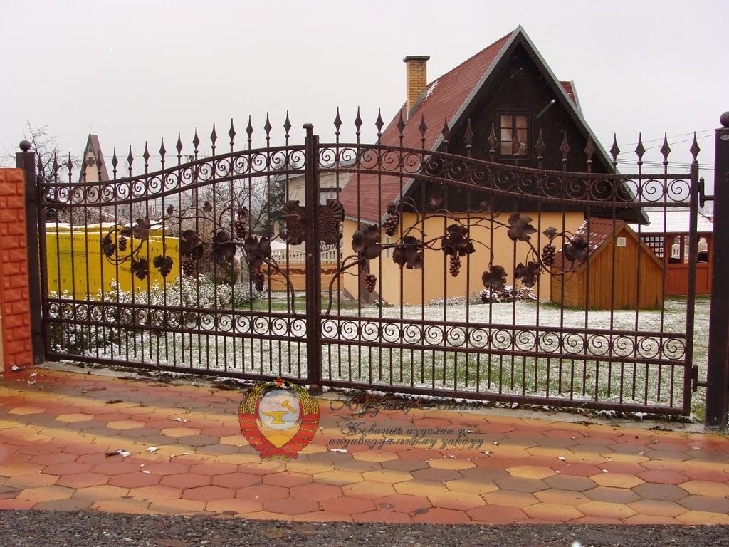 Кованые ворота с открыванием в две стороны