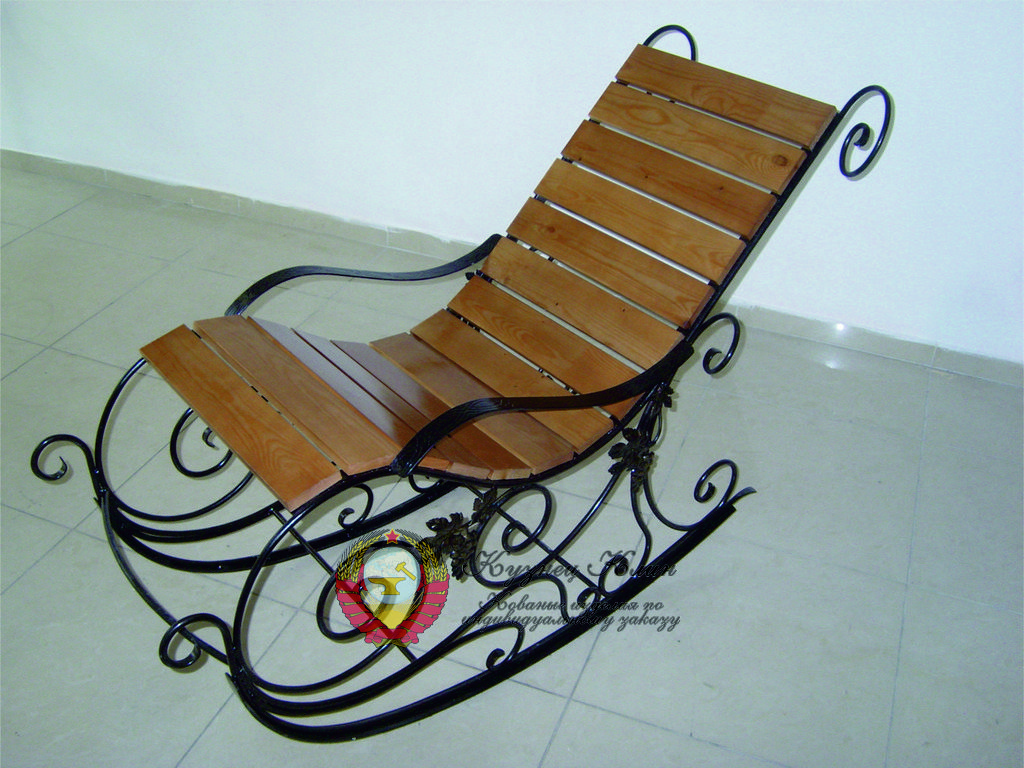 Кованая кресло качалка с деревом