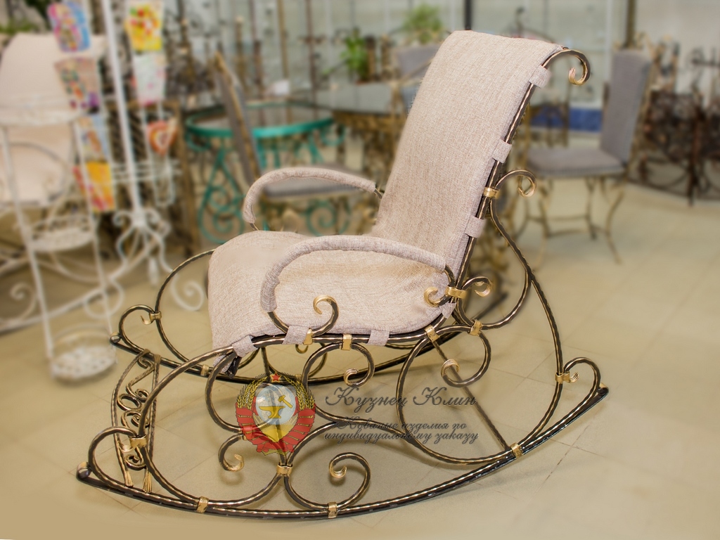 Кованое кресло качалка с тканью