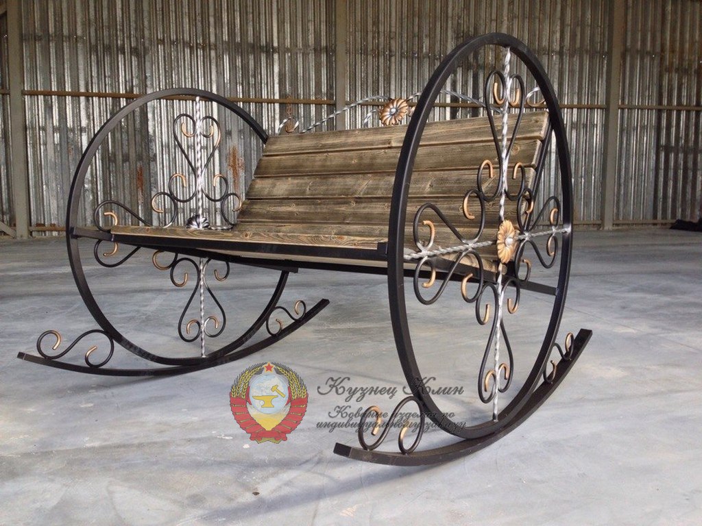 Кованый диван качалка колесо