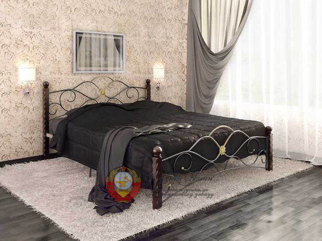 Кованая кровать на витых столбах