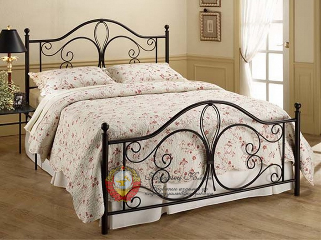 Кованая кровать на круглых литых столбах