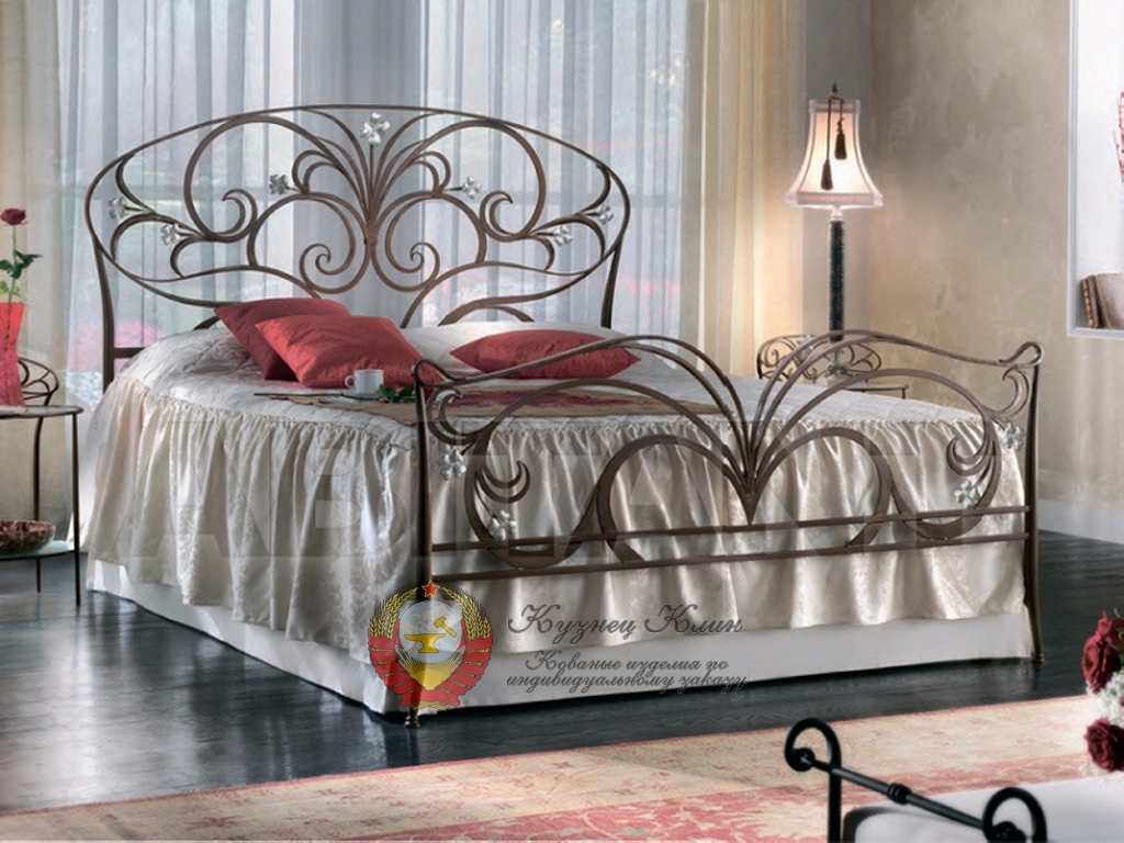 Кованая кровать с высокой спинкой