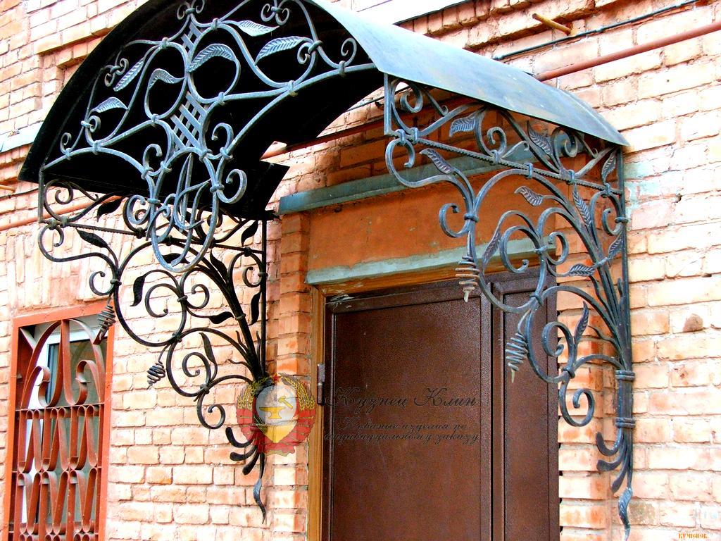 Кованый навес и инициалами