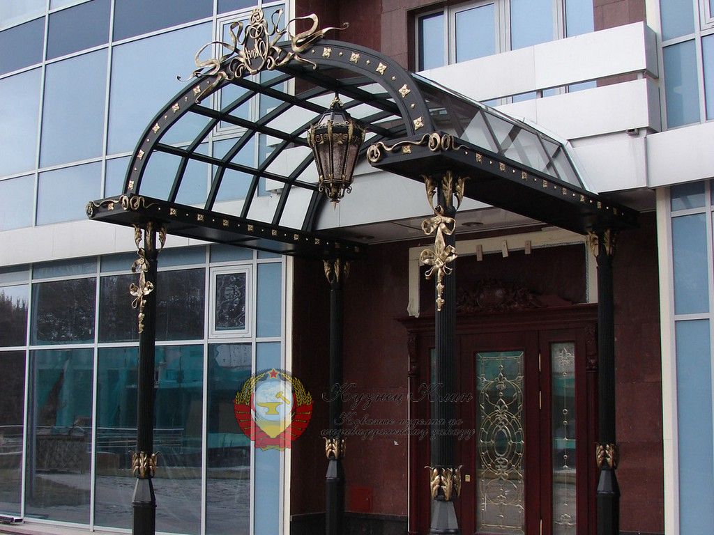 Кованый навес на центральный вход