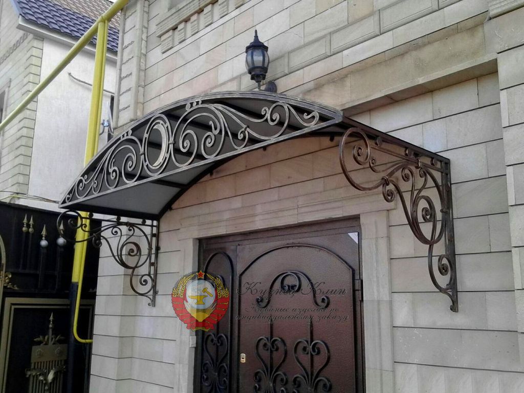 Кованый навес над дверью