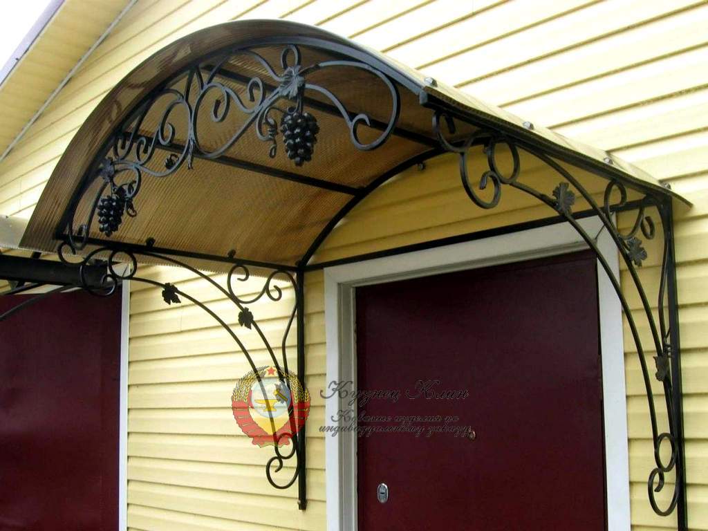 Кованый навес с виноградом