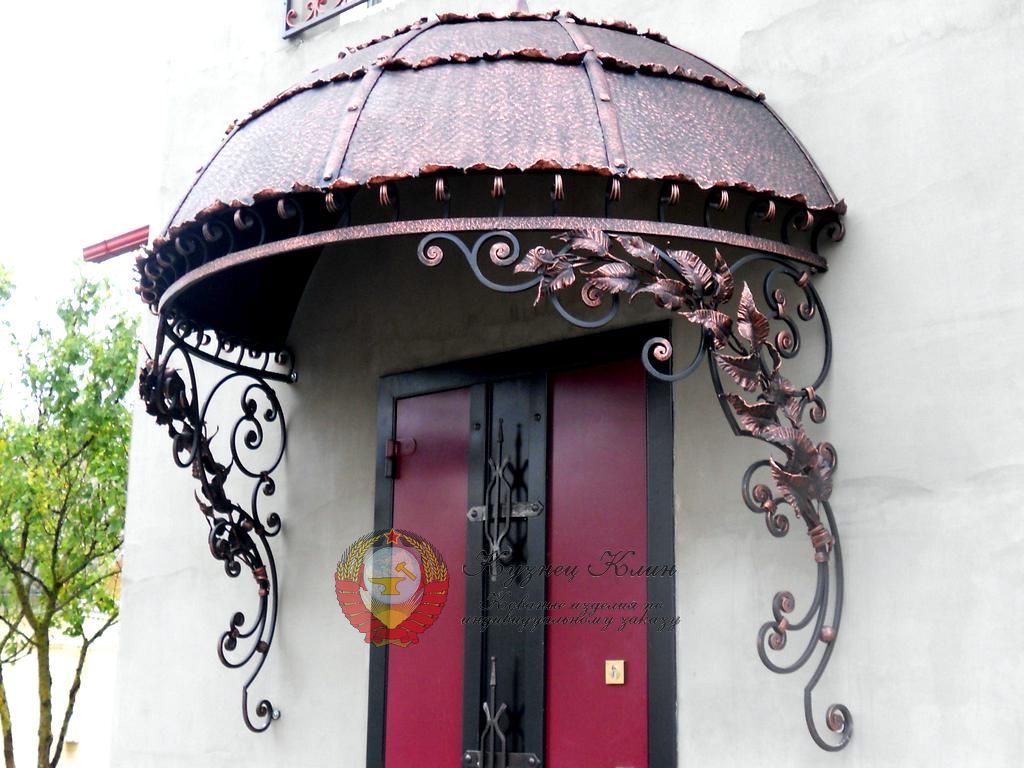 Кованый навес с металлической кровлей