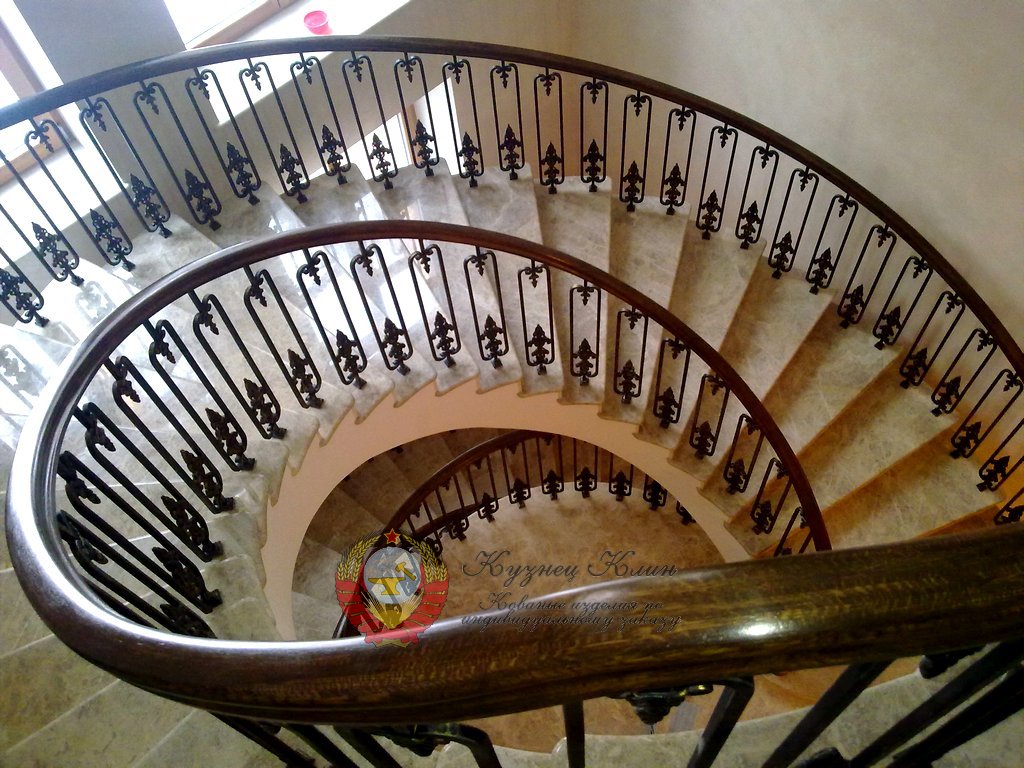 Кованые перила винтовые с опорой на ступени