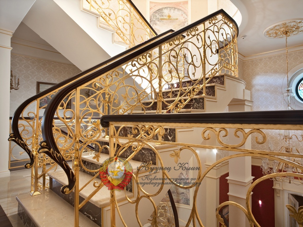 Кованые перила покраска золото поручень дуб