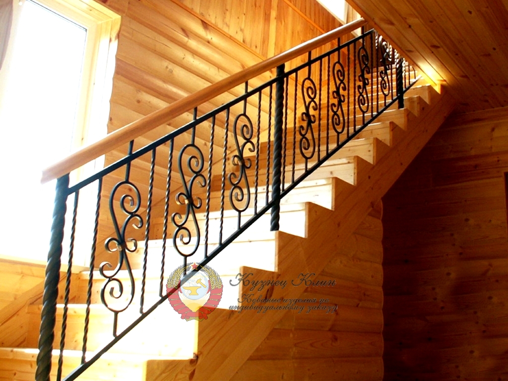 Кованые перила с простым рисунком поручень сосна