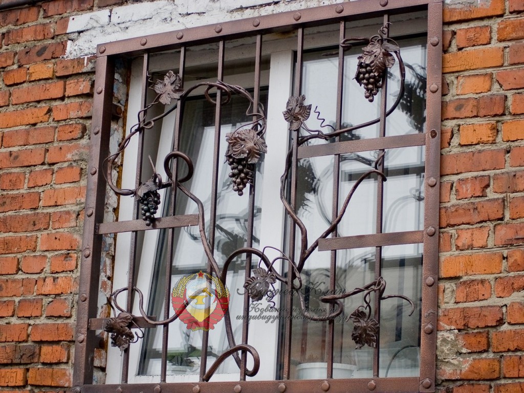 Кованая решетка виноград в рамке