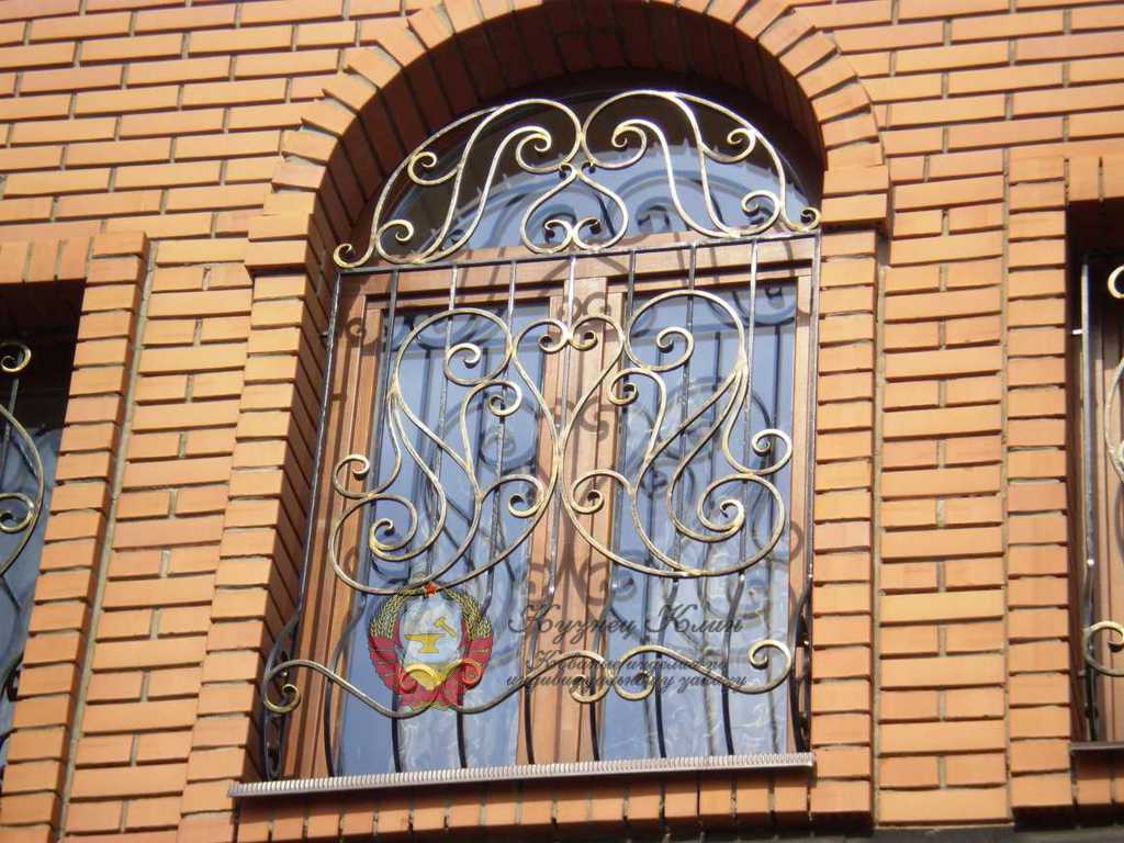 Кованая решетка с аркой