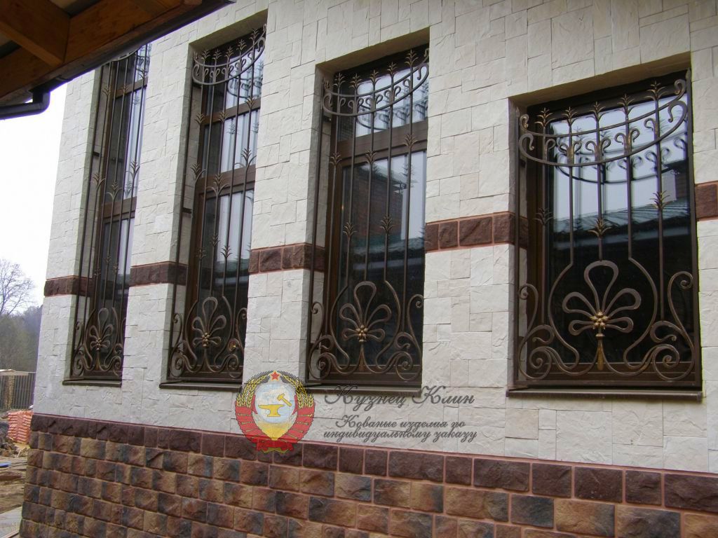 Кованая решетка с королевской лилией