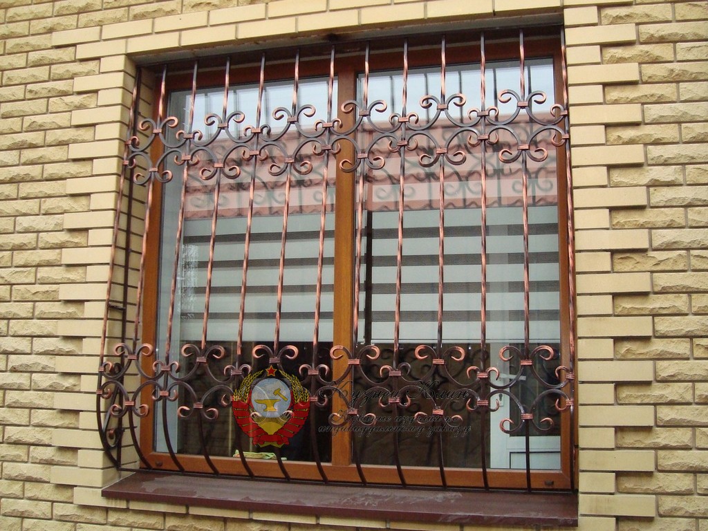 Кованая решетка с пиками медная