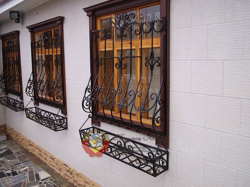 Кованая решетка с цветочницей