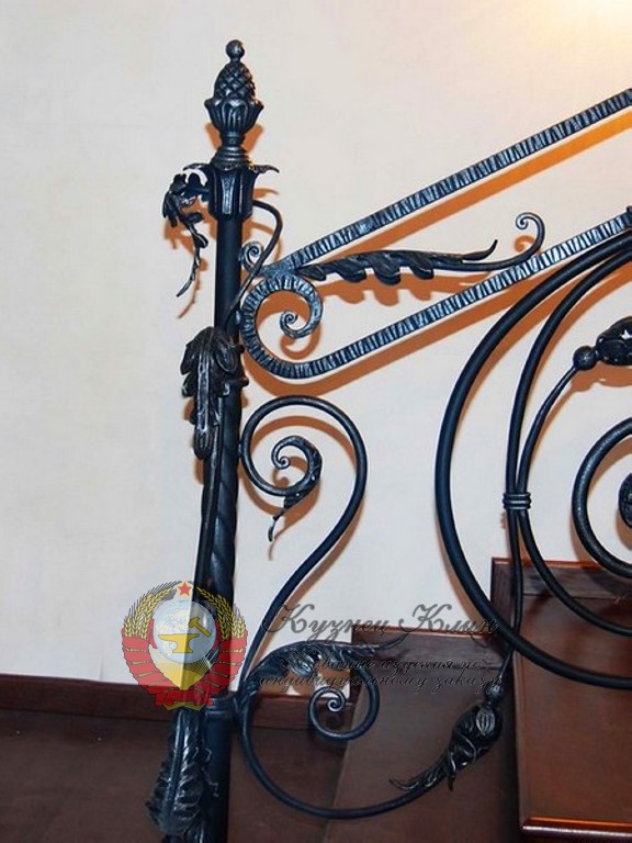 Витой кованый столб с акантами