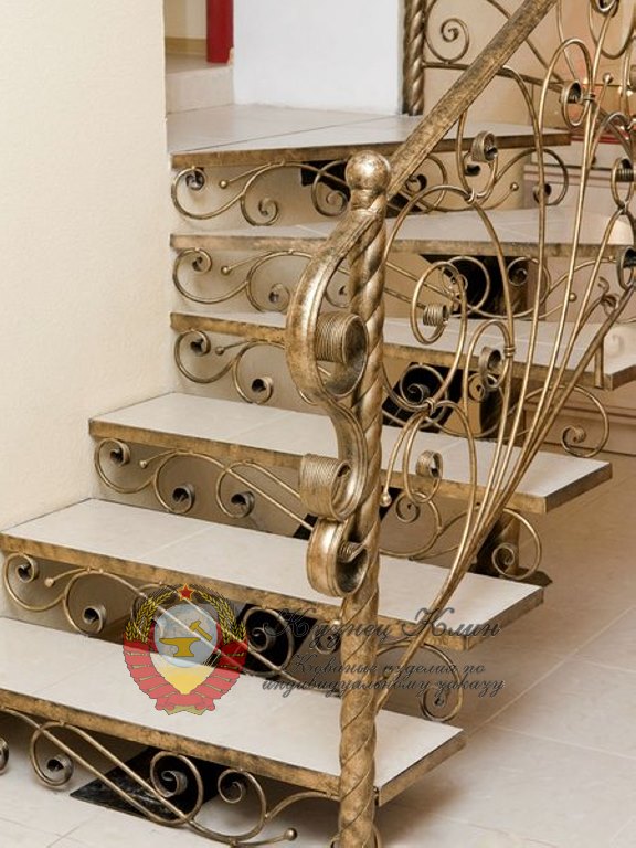 Витой кованый столб с двойным приглашением