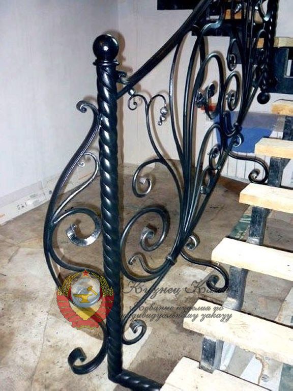 Кованый витой столб на боковом упоре