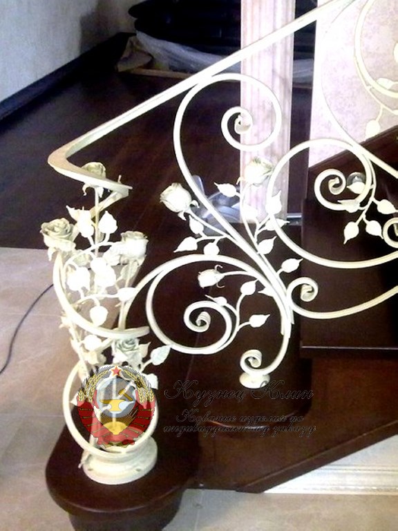 Кованый столб белый цветок