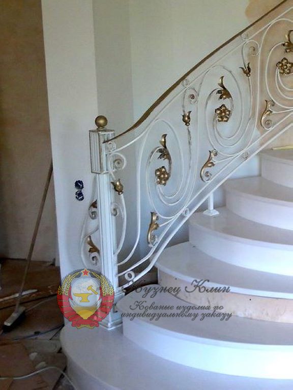 Кованый столб в греческом стиле поворотный