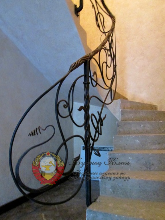 Кованый столб виноград с поворотом