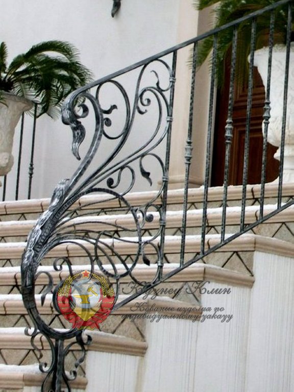 Кованый столб дракон