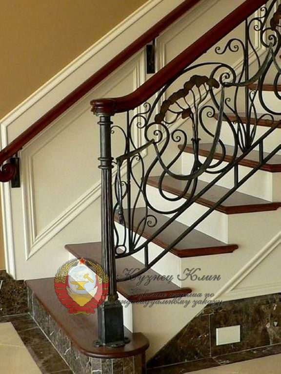 Кованый столб на ступеньку с дубовым окончанием
