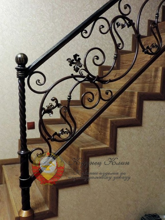 Кованый столб с витым столбом и прямоугольной опорой